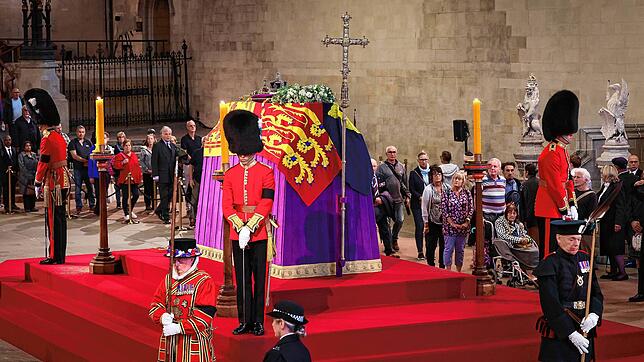Langsam gehen Trauernde in der Westminster Hall an dem aufgebahrten Sarg von Königin Elizabeth II. vorbei und nehmen Abschied.