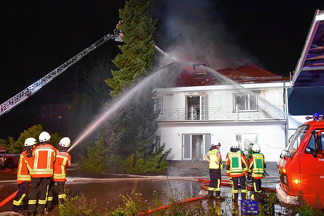 Bild 14: Bilder von den Löscharbeiten beim Großbrand eines Dachstuhls in Mahlspüren im Tal