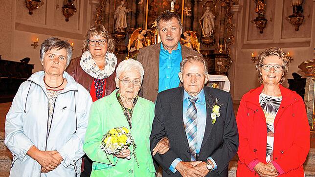 Das Jubelpaar (Bildmitte) wird von seinen Kindern (von links) Edeltraud Schwer, Claudia Waldvogel, Klaus Hummel und Ursula Schwer ...