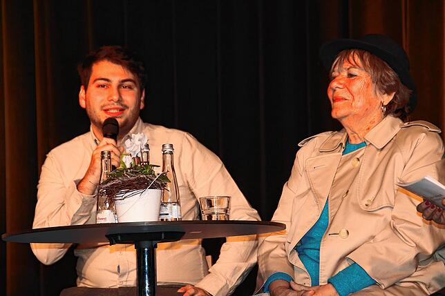 Sie blicken auf die Zukunft der Stadt: Malik Tümkaya, Auszubildernder zum Verwaltungsfachangestellten, der sich auch politisch ...