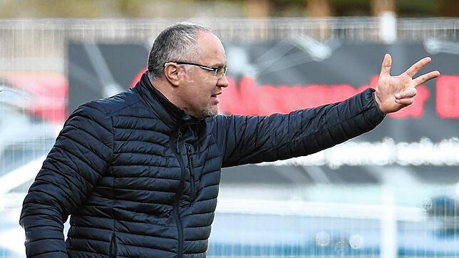 Zeljko Cosic, Trainer der Sportfreunde Schönenbach, formuliert klare Ziele für seine Mannschaft.