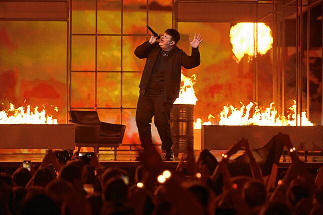 Der deutsche Sänger Isaak, der Deutschland mit dem Lied „Always on the Run“ vertritt, tritt während des Finales des 68. Eurovision Song ...