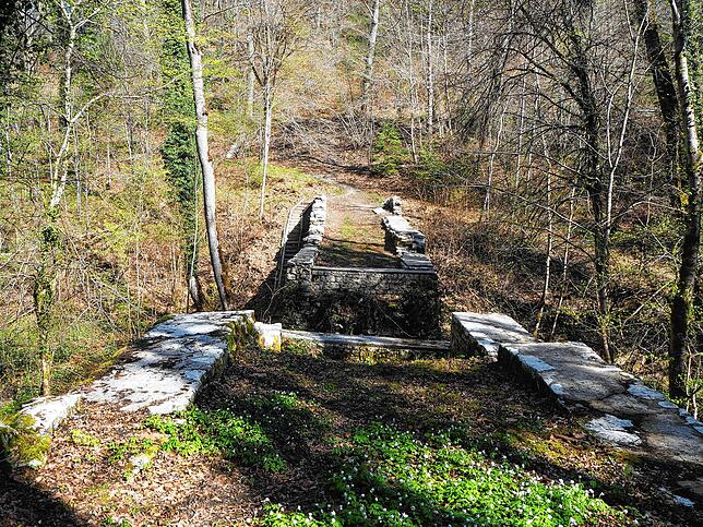 Die Römerbrücke stammt aus dem 17. Jahrhundert. Doch an dieser Stelle müssen die Römer bereits vor 2000 Jahren den Volkenbach überquert ...