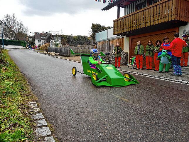 Bild 5: So rasant ging es beim Kärrelerennen in Hepbach zu