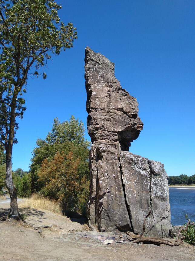Ganz unvermittelt: Der Bécherelle-Stein. Der Findling diente den Loire-Schiffern als Orientierung.