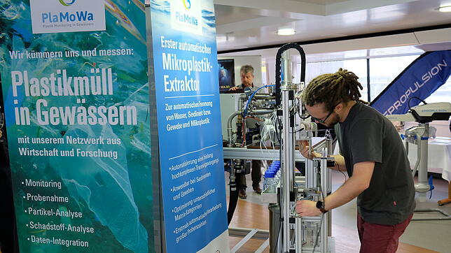 Robert Linser von der Firma Werkzeugbau und Feinwerktechnik Meiningen präsentiert einen neuentwickelten automatischen ...