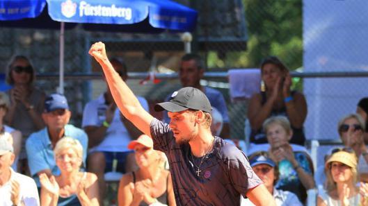 Er konnte ebenso wie Organisator Markus Dufner hochzufrieden sein: Oscar Otte, Turniersieger bei den Überlingen Open. Bild: Jürgen Rössler