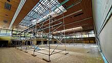 Baustelle Sporthalle: Noch stehen Gerüste, wo im nächsten Jahr wieder Sport getrieben werden soll.