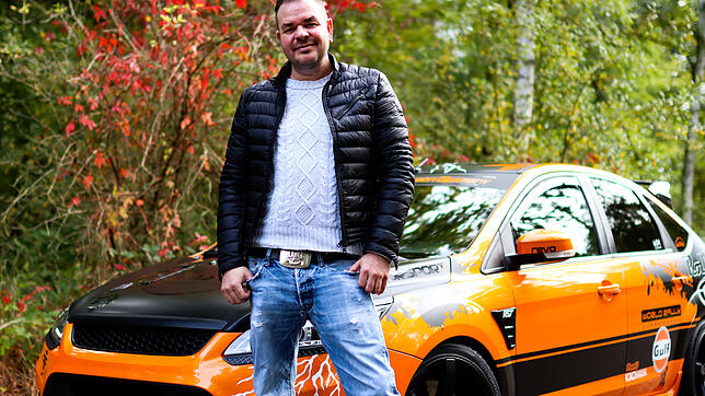 Johannes Büchner, Mitbegründer der Facebook-Gruppe und Bewegung &bdquo;Fridays For Hubraum&ldquo;, steht vor seinem getunten Ford Focus.