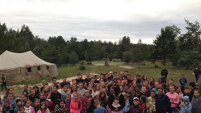 Ein Camp für Kinder und Jugendliche aus Kriegsregionen in der Ukraine. Die Markdorferin Elke Castner (Mitte) war zwei Wochen mit der ...
