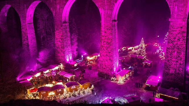 2024 findet erneut der Weihnachtsmarkt in der Ravennaschlucht statt. Alle Infos rund um Öffnungszeiten, Tickets, Anreise und Preise ...