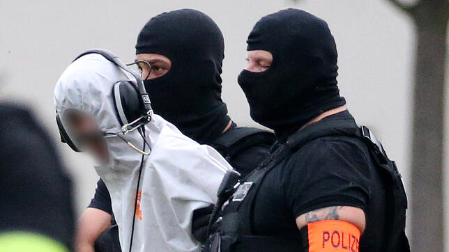 Ali B., der Tatverdächtige im Todesfall Susanna, wird von Beamten einer polizeilichen Spezialeinheit aus dem Justizzentrum zu einem ...