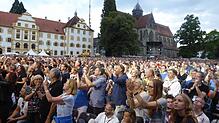 Die Fans jubelten der US-amerikanischen Kultband zu. Toto gastierte im Rahmen der Tour &bdquo;40 Trips Around The Sun&ldquo; beim Salem ...