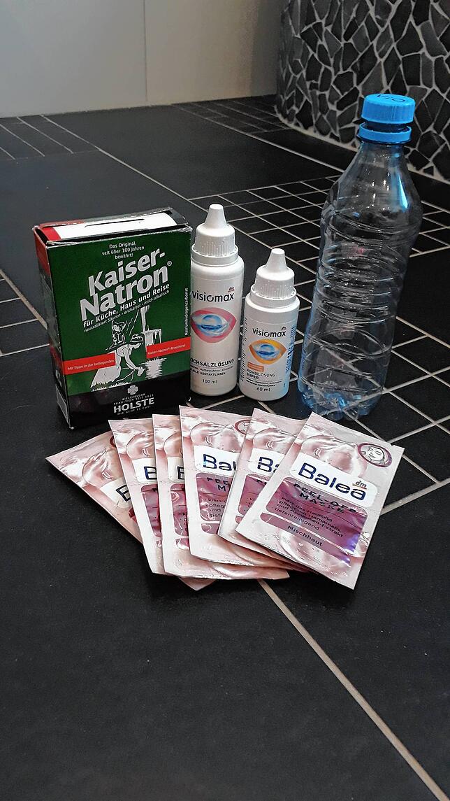 Diese Zutaten benötigt man: Gesichtsmaske, PET-Flasche, Kontaktlinsenmittel und Natron.