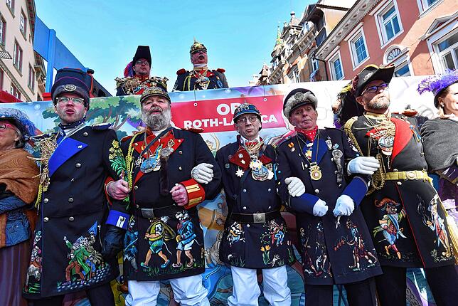 Fasnet-Montag auf dem &bdquo;Latschariplatz&ldquo;in Villingen: Schon seit über 100 Jahren findet hier der Schlussappell der Katzenmusik ...