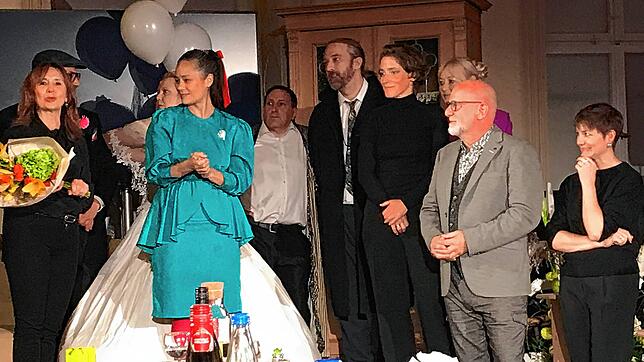 Kulturamtsleiterin Susanna Heim (links) überreicht Kami Manns (zweite von links) für den gelungenen Abend einen Blumenstrauß. Foto: ...