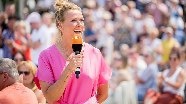 Seit über 20 Jahren moderiert Andrea Kiewel den ZDF-Fernsehgarten. Hier finden Sie alle Infos rund um Sendetermine, Tickets und Mottos ...