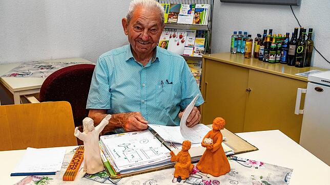 Max Hirt, Vorstandsmitglied des Seniorenvereins, ist bei der Planung für die Dauerausstellung der Weihnachtskrippe im Brigachtaler Werk- ...