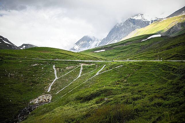 Blick auf die Stelle, an der der Schweizer Gino Mäder und der Amerikaner Magnus Sheffield bei der Abfahrt vom Albulapass gestürzt waren.