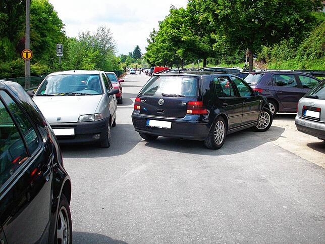 Parkchaos ist in Sipplingen Alltag. Der öffentliche Parkplatz am westlichen Ortseingang ist schnell voll und dann fahren die ...