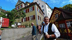 Sebastian Schmäh vor dem Haus Steigstraße 15. Die zwei kleinen Gaupen vorn sind barock und wurden deshalb erhalten. Die mittlere Gaupe ...