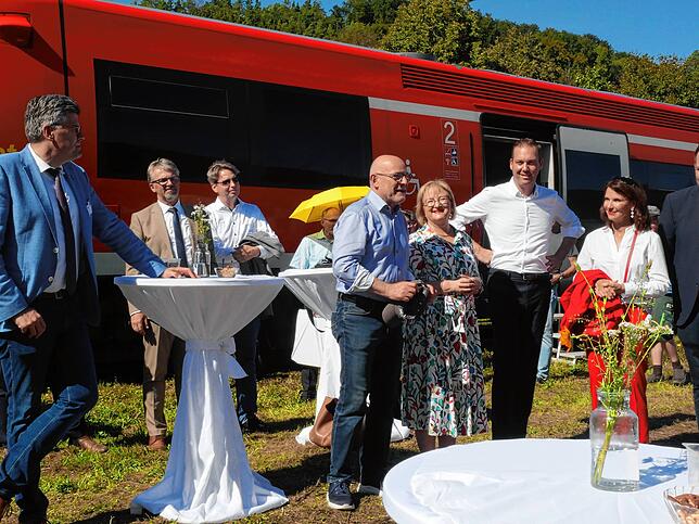 Minister Winfried Hermann (Mitte) und weitere Vertreterinnen und Vertreter von Politik und Bahn kamen zum Ofteringer Anlass mit einem ...