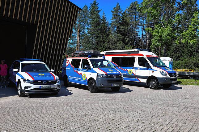 Die Bergwacht präsentiert ihre Einsatzfahrzeuge. Für diese gibt es nun genug Unterstellmöglichkeiten &ndash; damit müssen sie im Winter ...