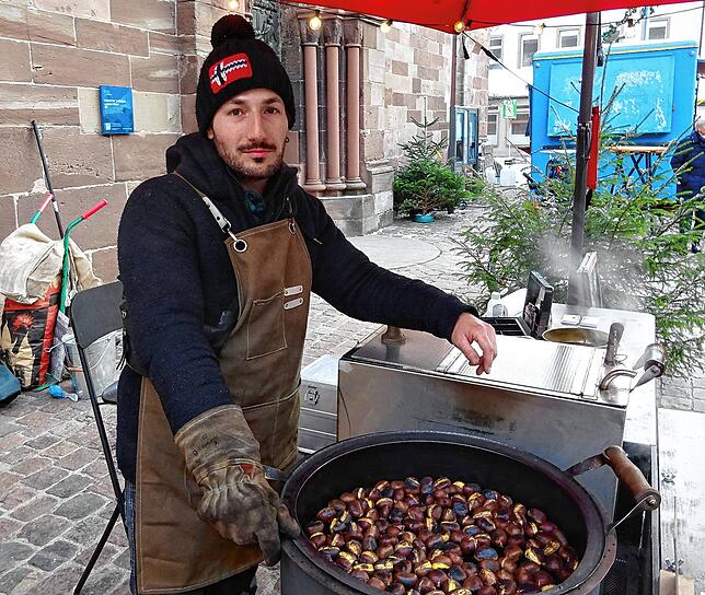Heiße Maroni bietet Jerome Hummel in der Eiseskälte an seinem rundum offenen Stand vor der Münsterpforte an.