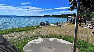 Unter anderem neue Duschen installierte die Stadt am Friedrichshafener Strandbad, das im Mai 2025 größtenteils fertiggestellt wurde. Sie ...