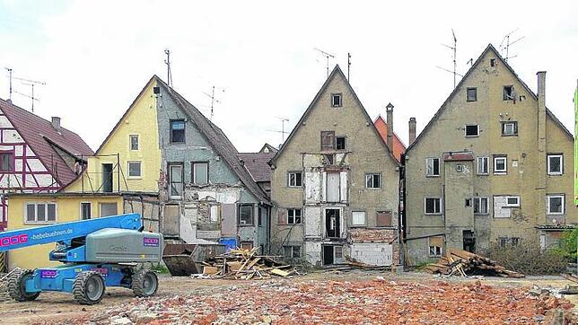 In wenigen Tagen werden auch diese hässlichen Hinterhoffassaden aus dem Stadtbild von Mengen verschwunden sein. Bild: Reinhard Rapp