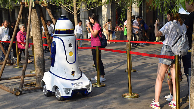 Auch auf Chinas Straßen sind Roboter unterwegs &ndash; so wie hier der Roboter der elektronischen Polizei-Patrouille, die Anfang Oktober ...
