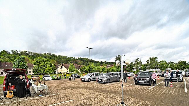 Guter Gottesdienstbesuch auf dem Novartis-Parkplatz. Bild: Karl-Wilhelm Frommeyer