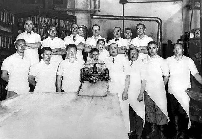 Firmengründer Otto Müller senior (4.v.r.) war schon früh erfolgreich, wie man schon an diesem Teamfoto aus den 1930er Jahren ersehen kann.