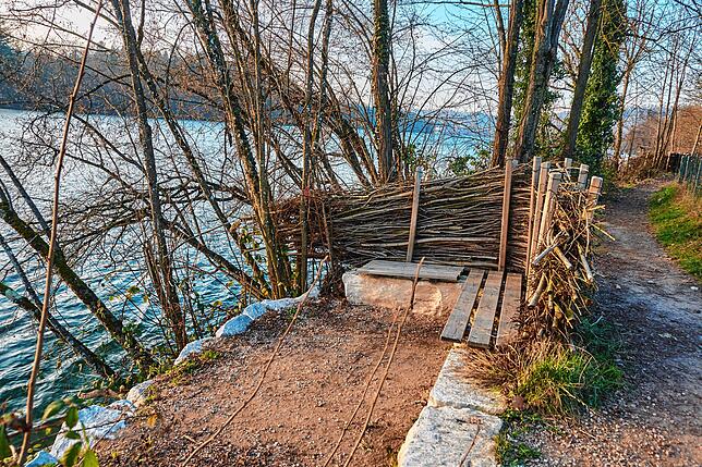 Malerisch: von den zwei geschützt liegenden Sitzbänken am Wasser kann man Richtung Säckingen und Schwörstadt blicken.