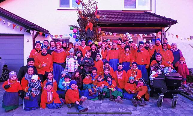 Außerdem haben die Butterhexen ihrer Oberhexe Barbara Böhler als kleines Dankeschön für die tolle Organisation einen Narrenbaum gestellt.