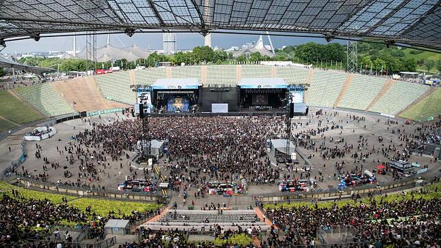 Zahlreiche Zuschauer verfolgen im Mai 2016 in München beim Musikfestival «Rockavaria» ein Konzert auf der Hauptbühne.