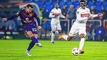 Albian Ajeti (l) vom FC Basel erzielt das 1:0 gegen Stuttgarts Luca Jaquez (r).