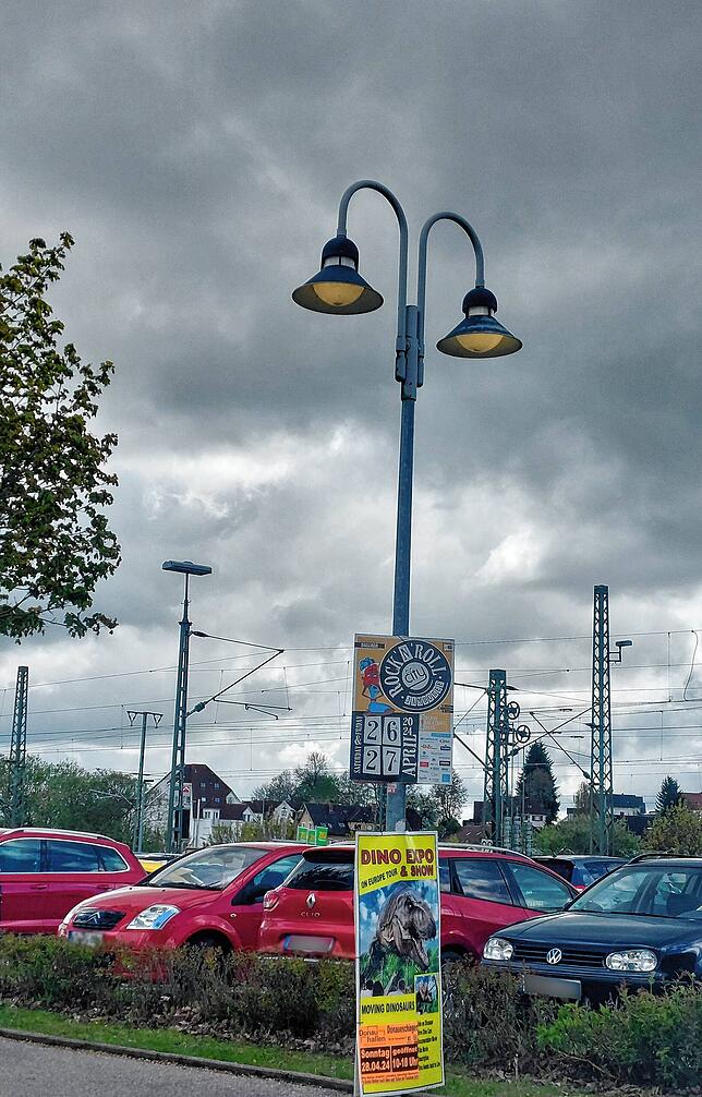 Eigentlich nur nachts an, gibt es am Donnerstagnachmittag beim Bahnhof künstliches Licht aus den Laternen.