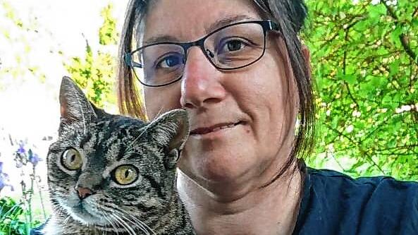Claudia Wößner vom Tierschutzverein Bad Säckingen mit ihrer zweijährigen Katze &bdquo;Forrest&ldquo;, genannt &bdquo;Fufu&ldquo;.