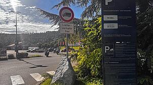 Hier dürfen keine Lastwagen parken. Auf dem Parkplatz von Rewe und Penny ist die Einfahrt von Lkws verboten, außer sie beliefern die ...