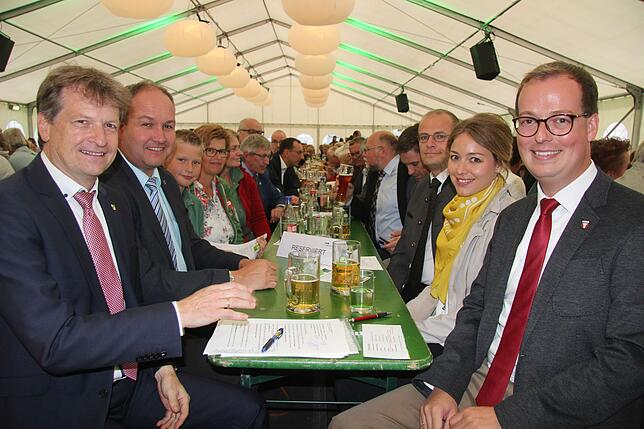 Das Bild zeigt (links) Günther-Martin Pauli und Matthias Frankenberg mit Familie sowie (rechts) Frank Schroft mit Ehefrau gemeinsam mit ...