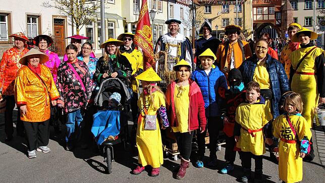 Rund um die Welt geht es in Bräunlingen am Montag: Chinesen bevölkern hier die Straßen.