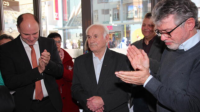Harry Falk feierte seinen 90. Geburtstag und viele Weggefährten gratulierten dem SPD-Urgestein. Mit im Bild Oberbürgermeister Bernd ...