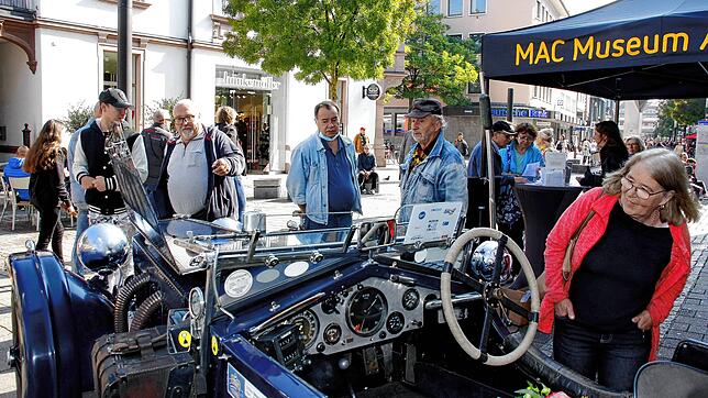 Der Oldtimertag im Rahmen der Willkommensaktion lockte am Samstag zahlreiche Besucher in die Innenstadt. Im Bild ein Rennwagen des ...