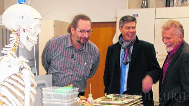 fli_wi_thg2 Im Vorbereitungsraum der Biologie am Technischen Gymnasium werden auch Schülerproben gelagert. Von links: Bertram Ludwig, Christof Nitz ...