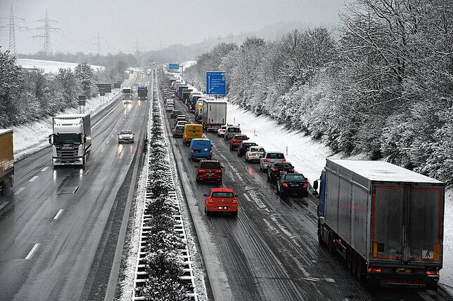Nach dem Wintereinbruch am Dienstagmorgen geht auf der Autobahn 98 bei Stockach in Fahrtrichtung Überlingen zeitweise nichts mehr. Gegen ...