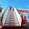 Regierungsrat Dieter Egli bei seiner Ansprache auf der Gangway des Airbusses A220.