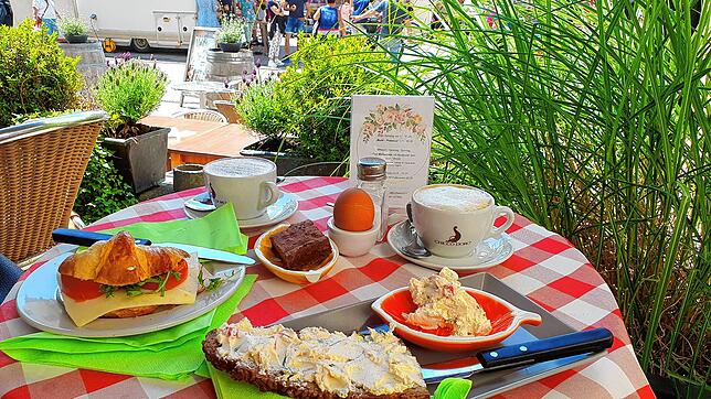 Frühstück im Rathauscafé Überlingen mit Blick auf den Wochenmarkt auf der Hofstatt.