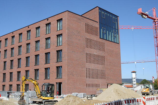 Am neuen Rathaus, das mit 750&nbsp;000 Klinkersteinen verkleidet ist, sind die Innenarbeiten im Gange. Es soll Ende März/Anfang April ...