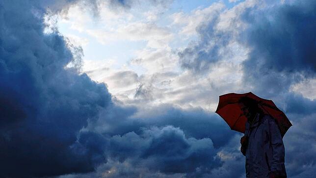 (Symbolbild) – Das Wetter in Baden-Württemberg wird launisch.